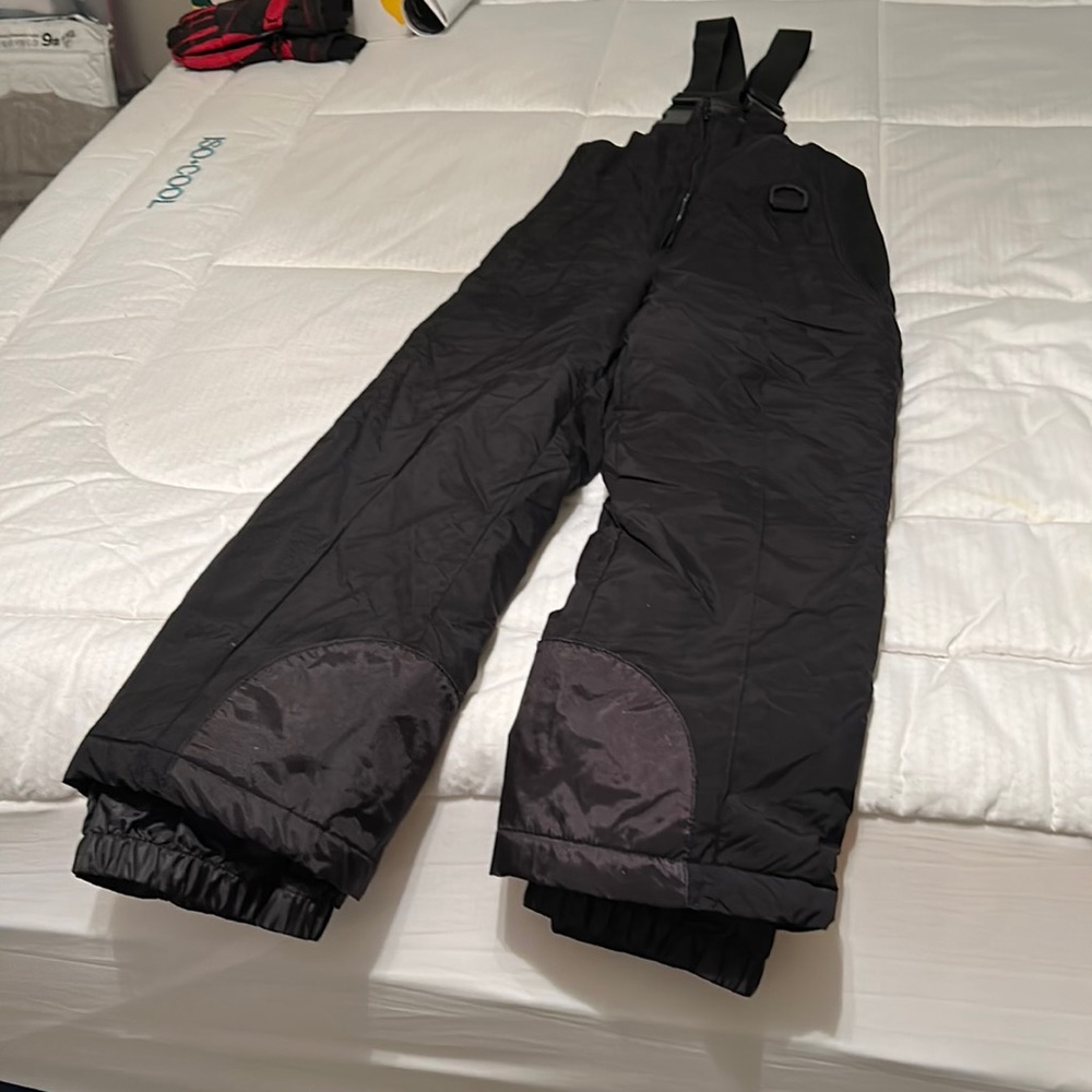 Kids-lined snow bibs in black size 8.